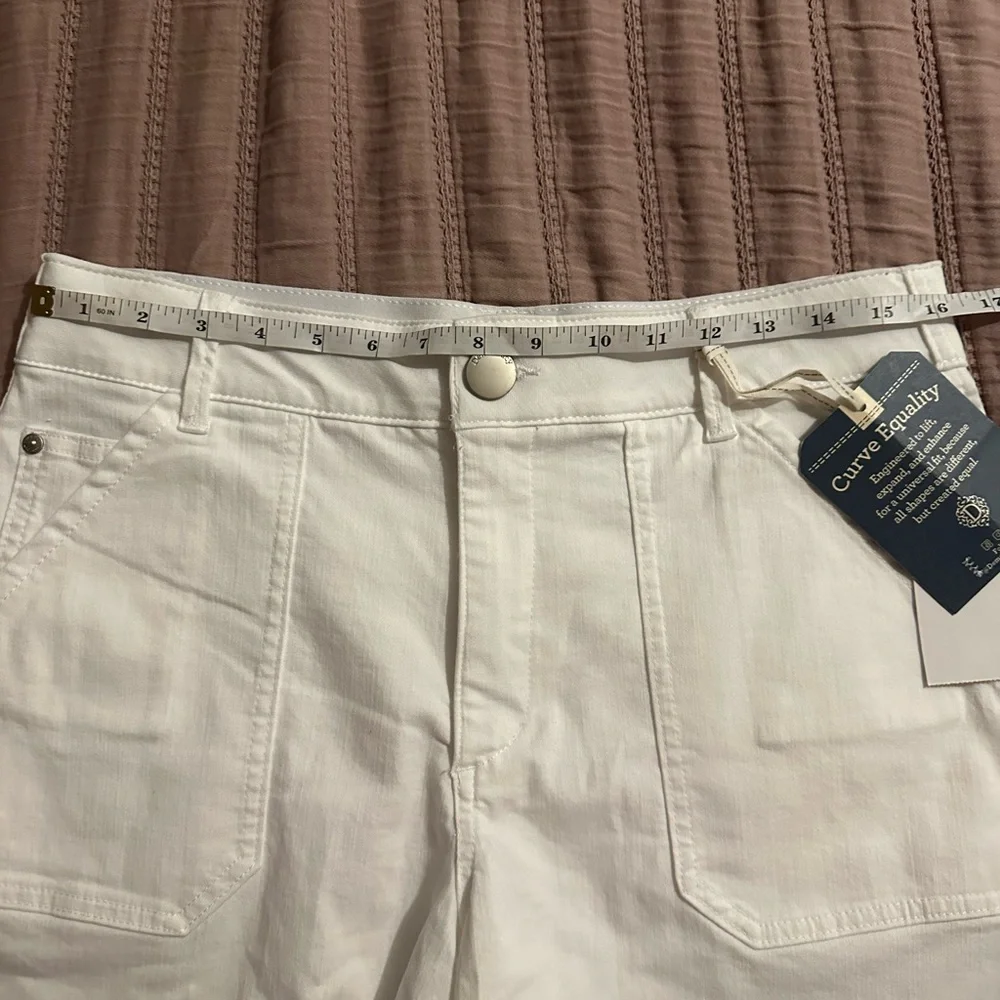 Democracy "Ab"solution High Rise Shorts in white. NWT - Picture 4 of 9